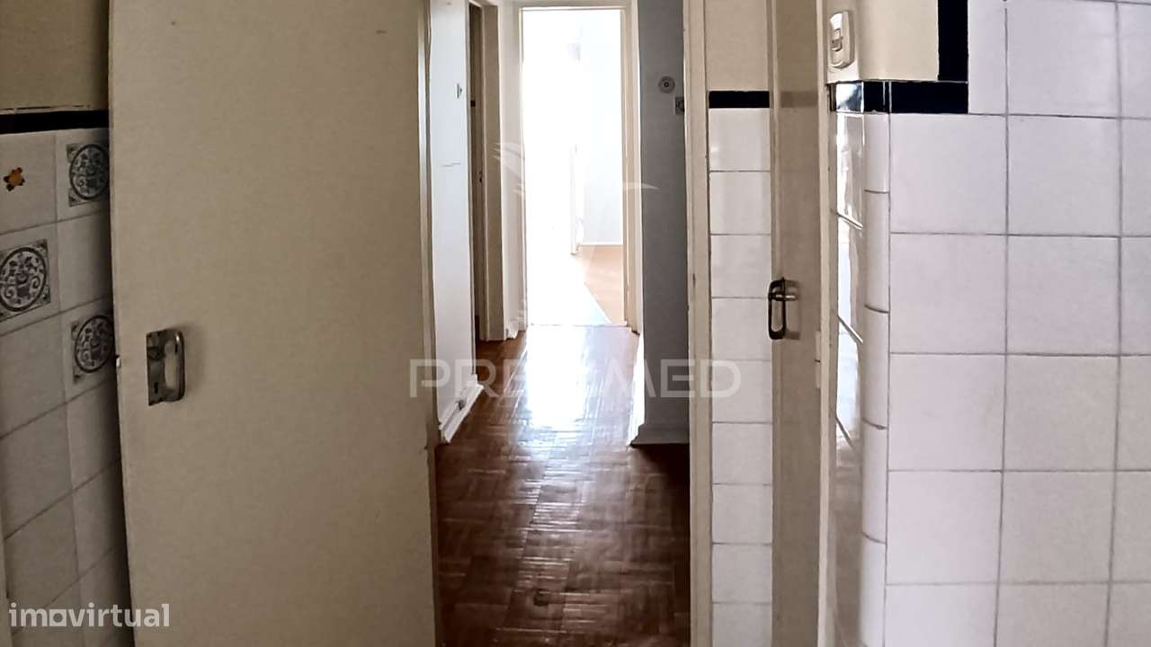 Prédio para remodelar na Baixa da Banheira - Grande imagem: 4/19