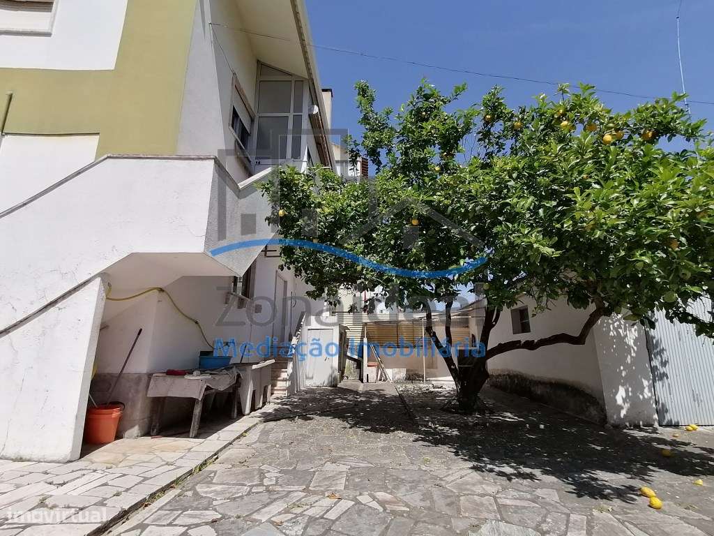 MORADIA COM 2 PISOS , OITO DIVISÕES, GARAGEM E LOGRADOURO - LOCALIZ...-21