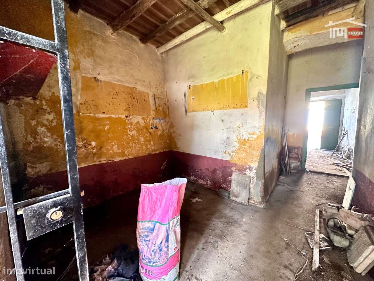 Fantástico Investimento - Moradia com Quintal - Sarilhos Grandes-12