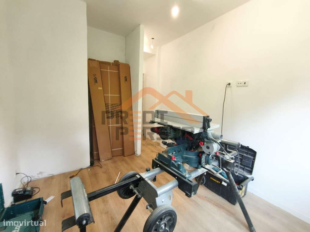 Situado em Benfica, T2 em fase de remodelação total. - Grande imagem: 4/22