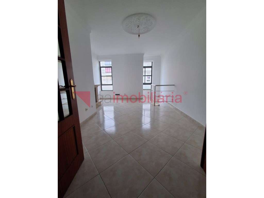 Apartamento T2+2 em Paredes, Alenquer-1