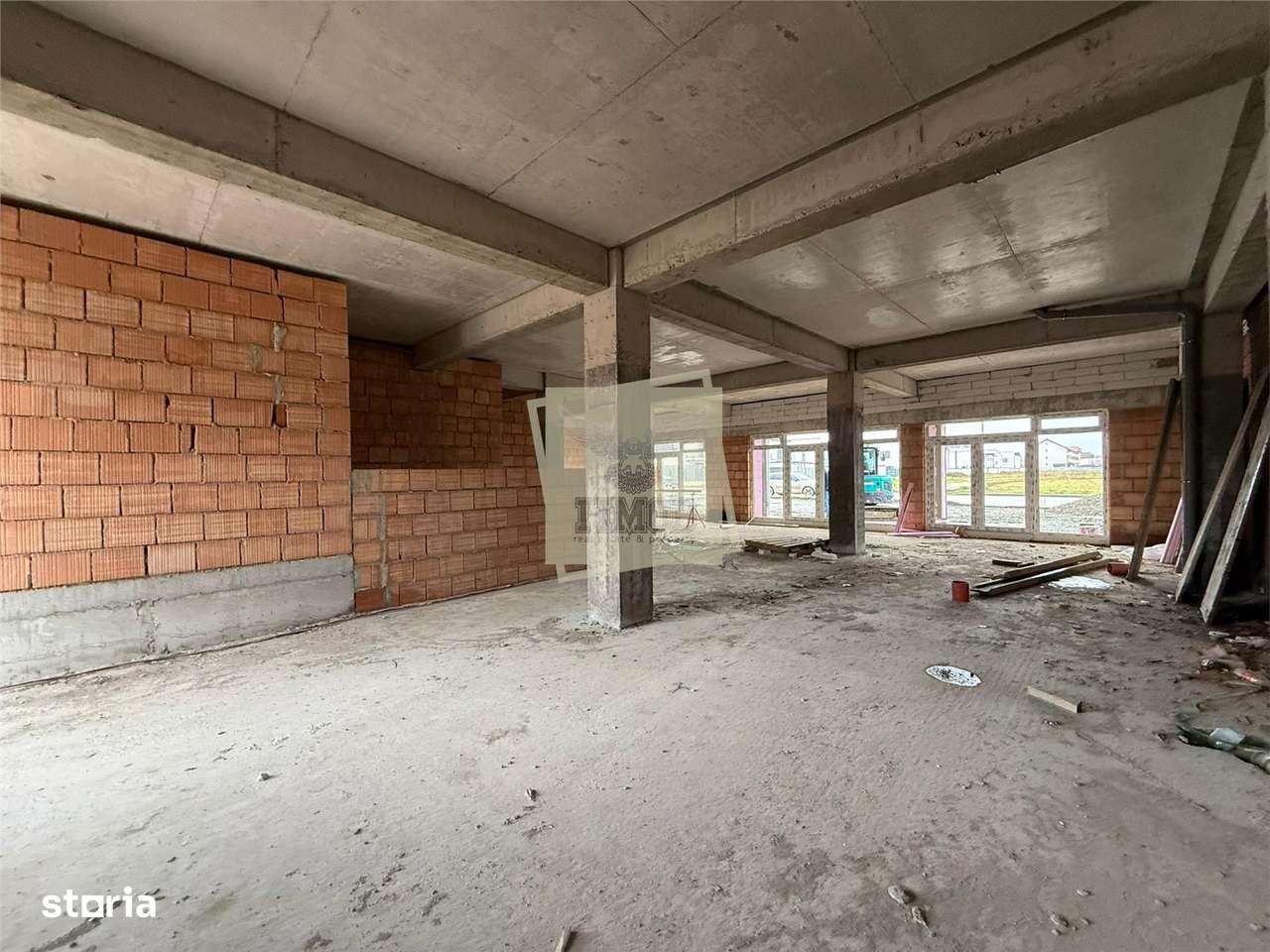 Spatiu comercial 137  mpu 3 intrari si 3 parcari pretabil afacere - Imagine principală: 2/6