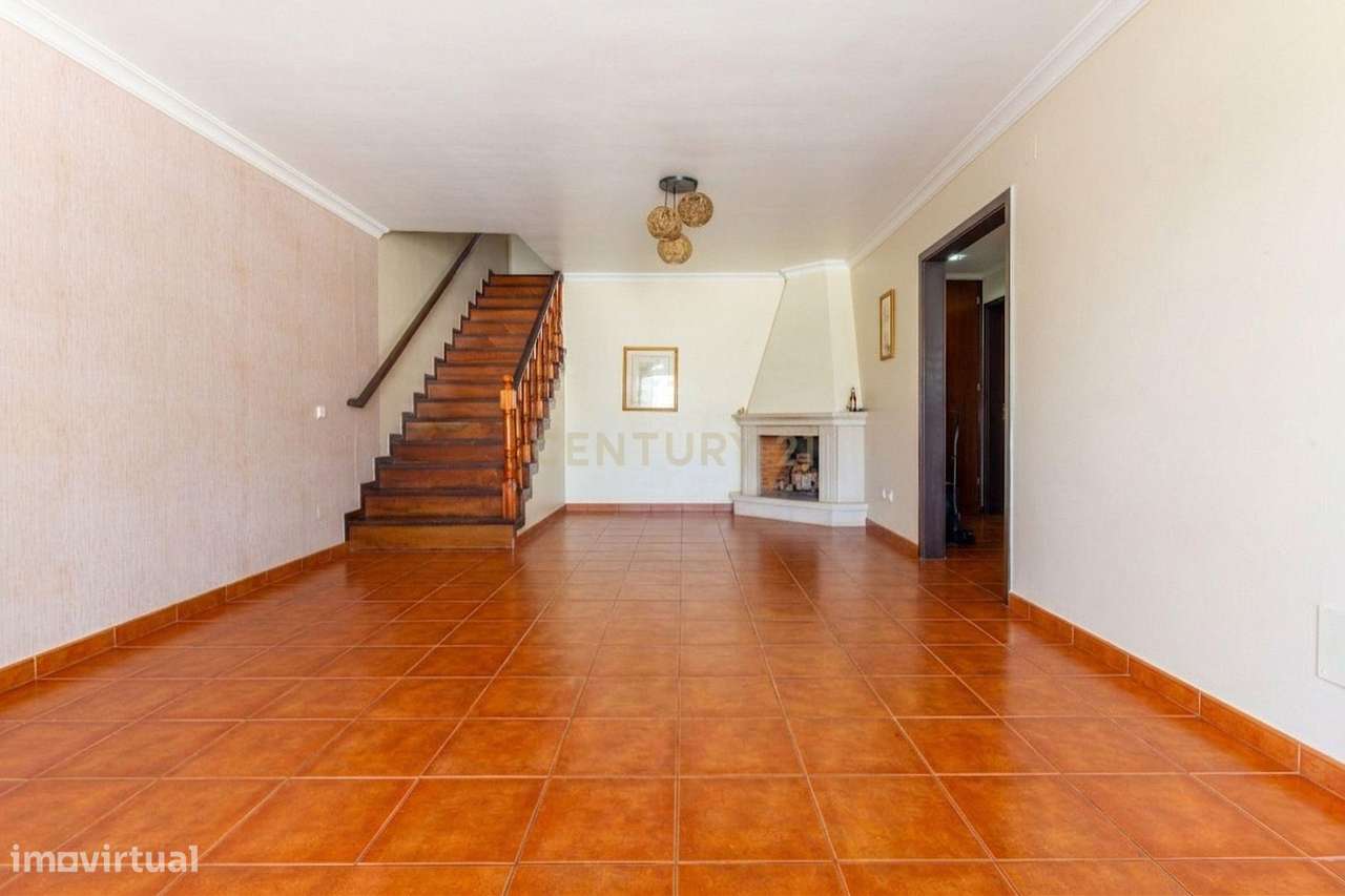 Moradia em Banda T4 com Sótão Aproveitado e Espaço Exterior – Casal Bo-0