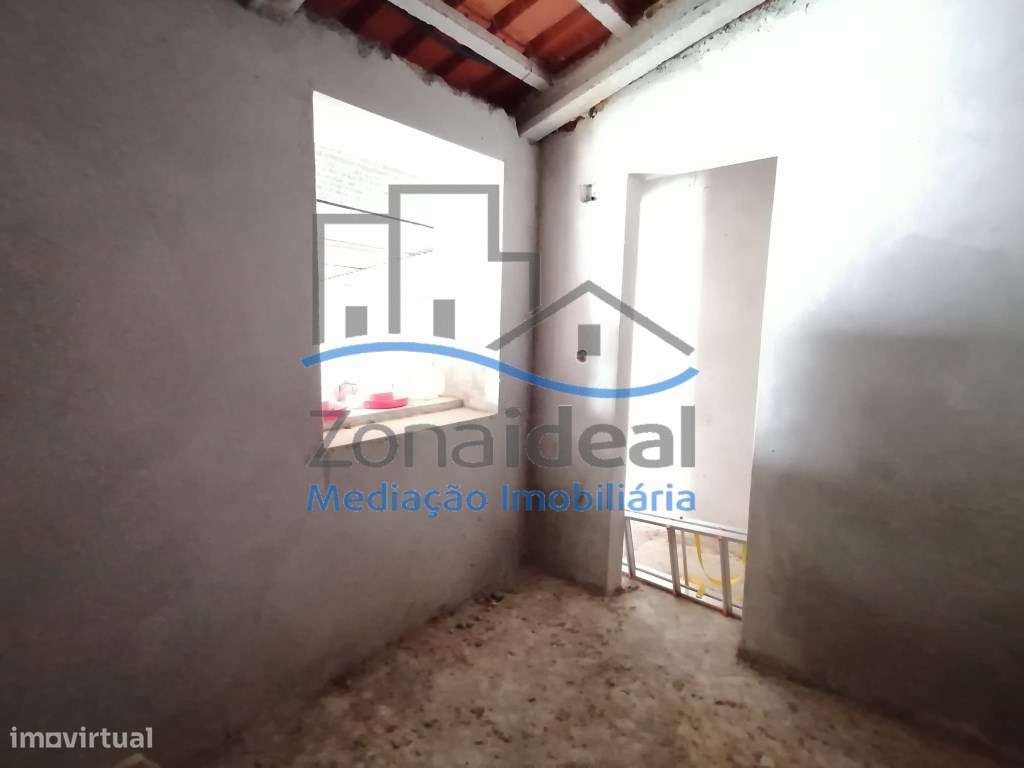 Moradia com quintal e terreno, localizada em Estribeiro, Abrigada, ...-6