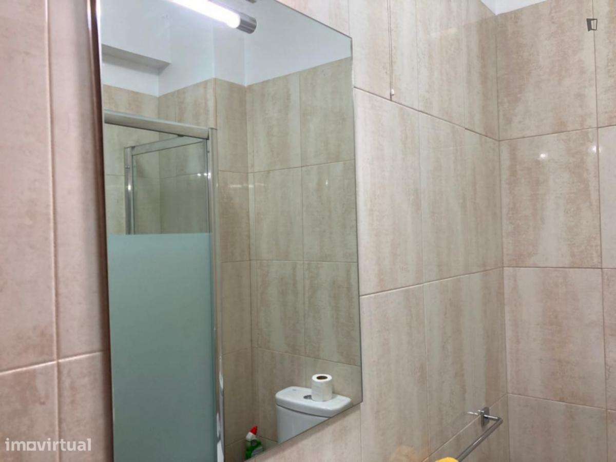 Quarto - localizado em Benfica Lisbon - Grande imagem: 4/27