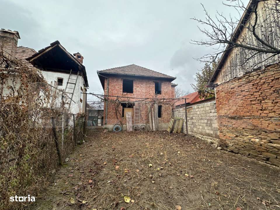 Casa la rosu cu 7 camere, 2 bai, 1 bucatarie. - Imagine principală: 3/11
