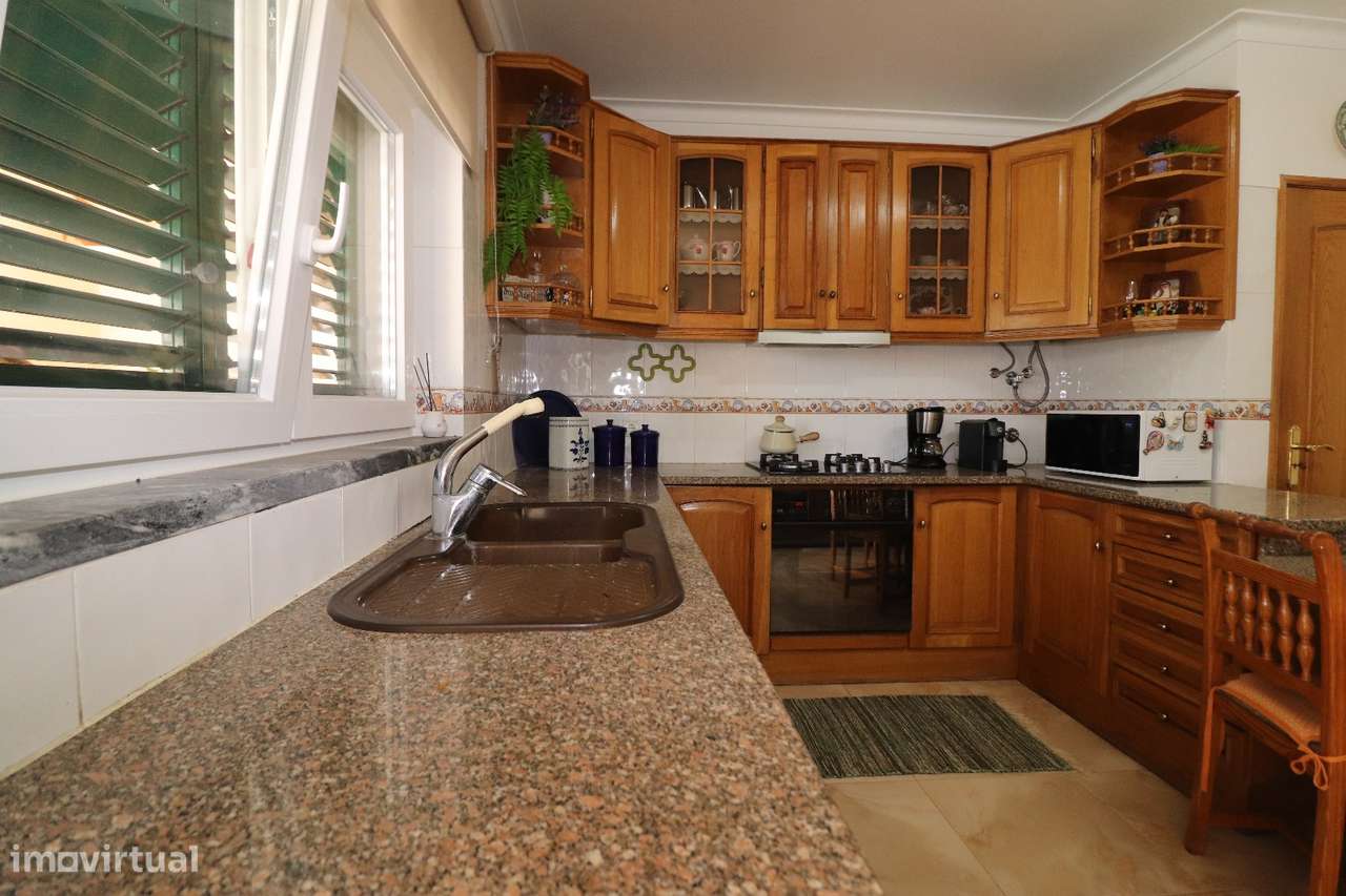 Moradia T4 com Piscina, Cave Ampla-27