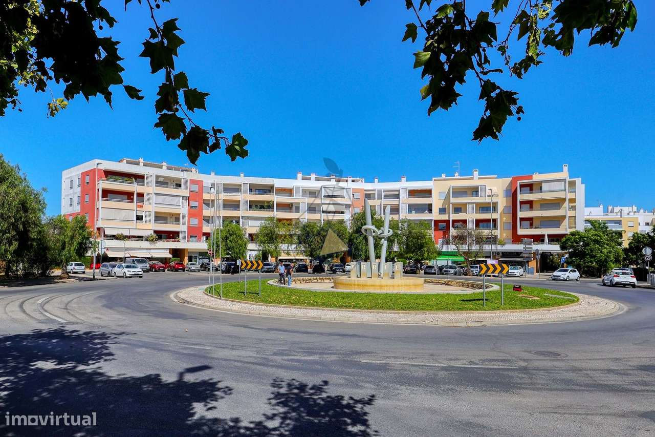 Vende-se loja comercial para serviços e restauração na Vila Rosa - Por - Grande imagem: 2/23