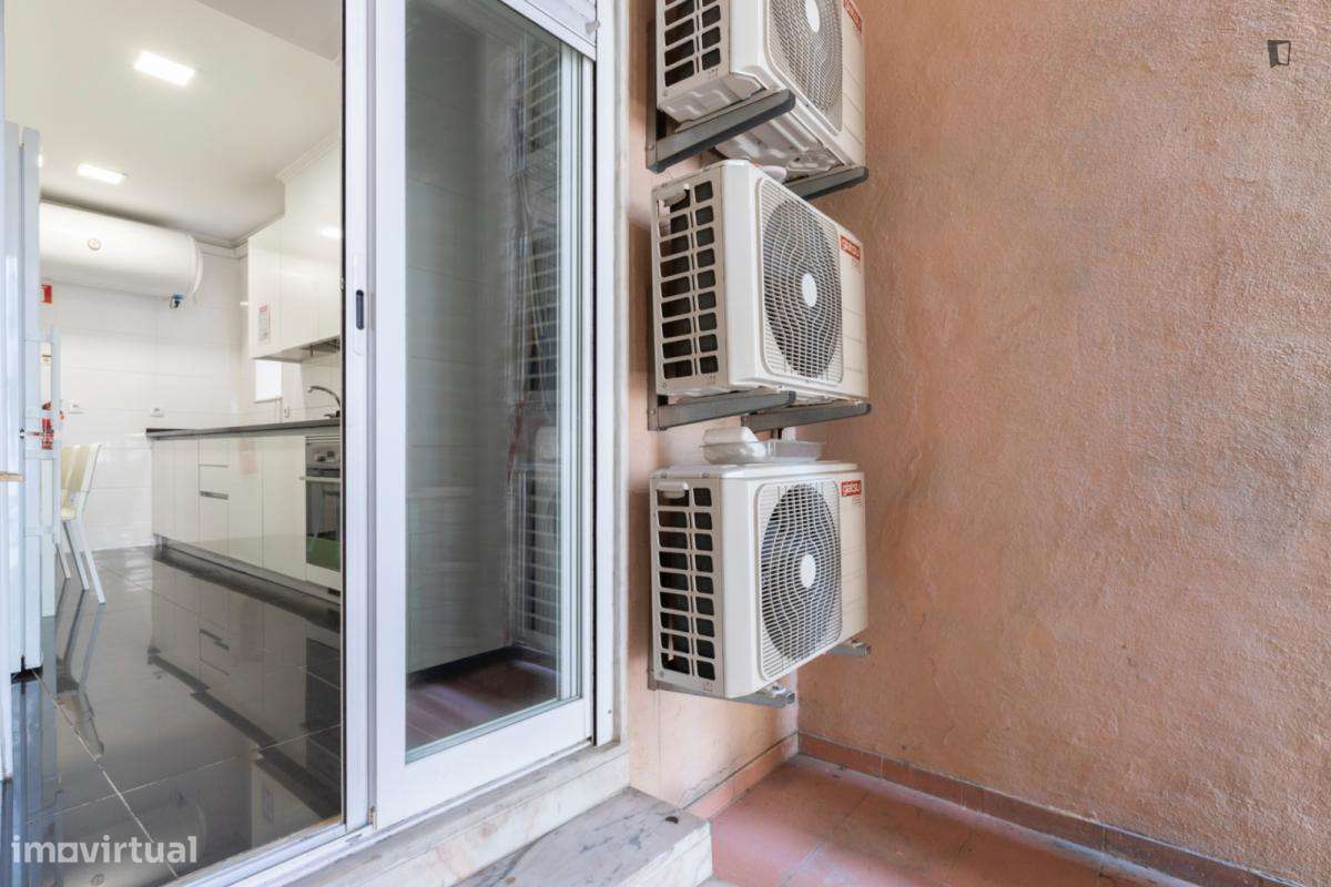 Quarto - localizado em Intendente Lisbon - Grande imagem: 5/17