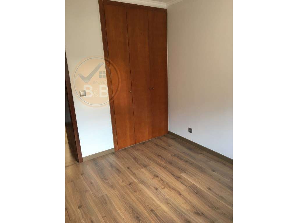 Apartamento T3 com garagem em Valbom-17