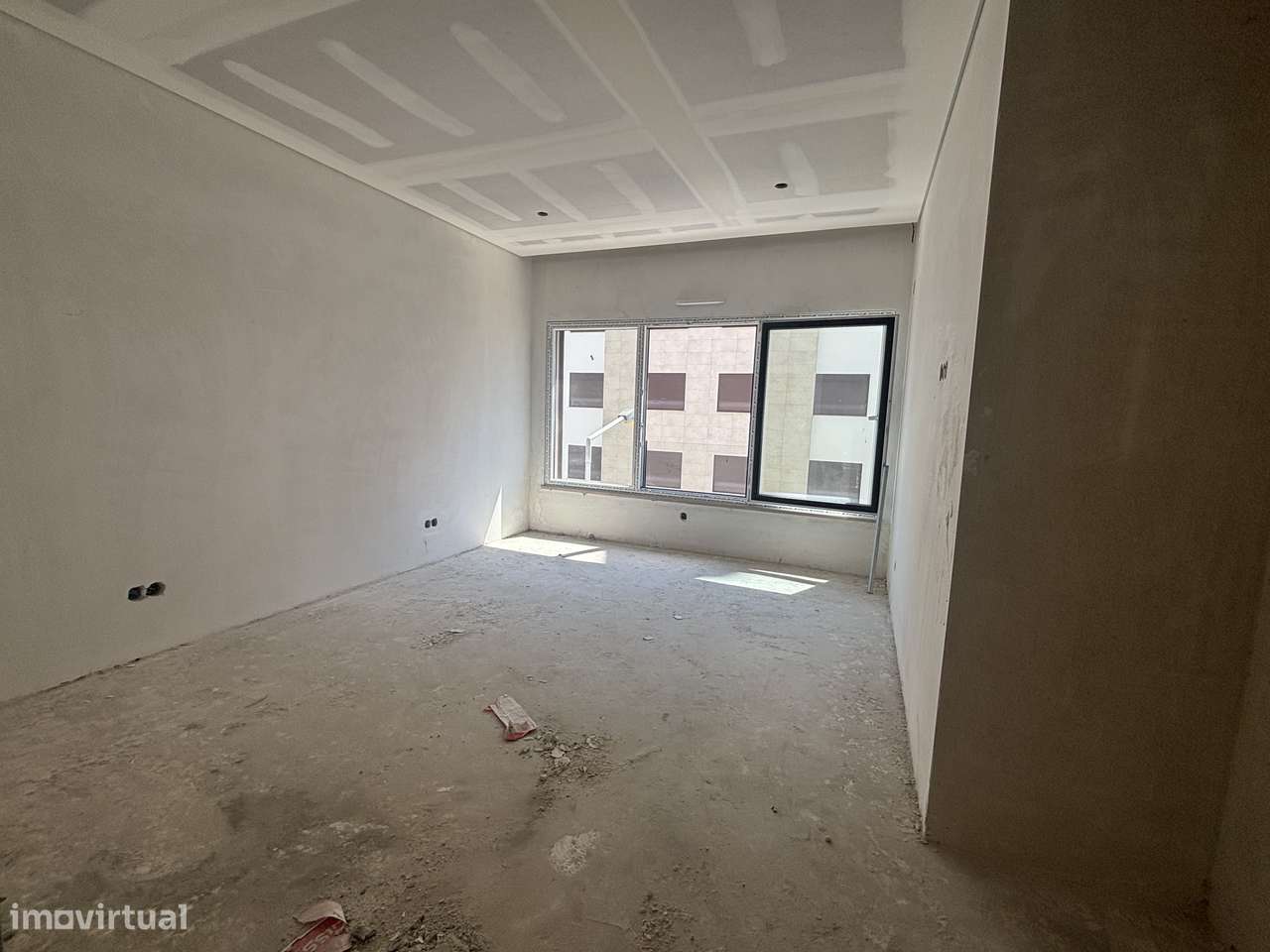 Apartamento T2 Novo com Elevador e Varanda-0