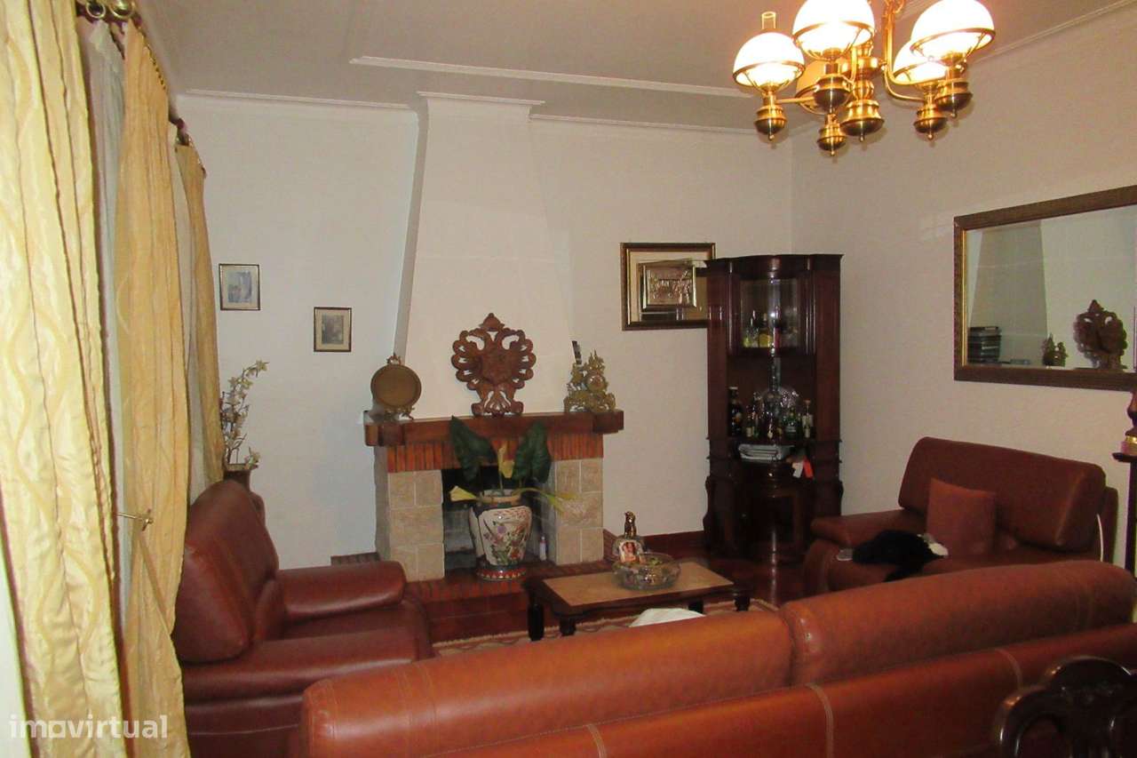 MORADIA ISOLADA COM COMÉRCIO E MORADIA DE R/C.-3