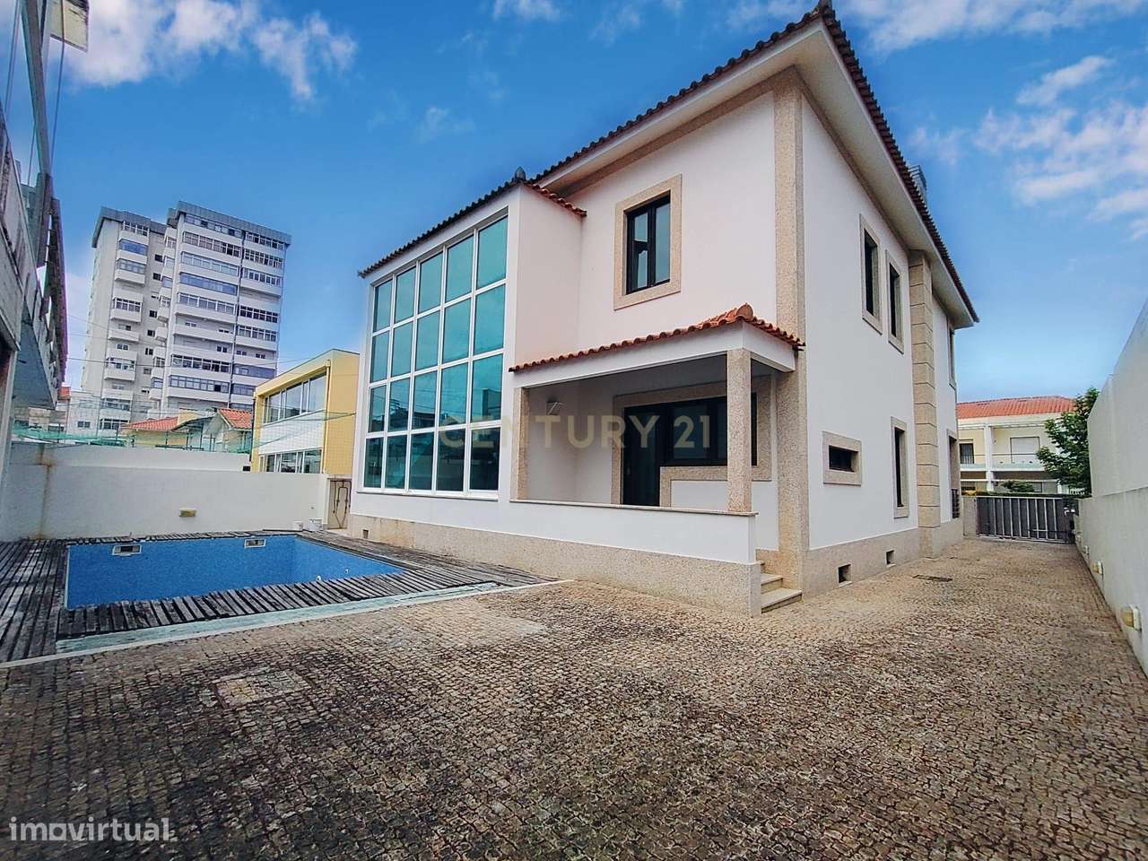 Moradia de 4 Frentes com Piscina — Localização Premium na Póvoa de Var - Grande imagem: 4/60