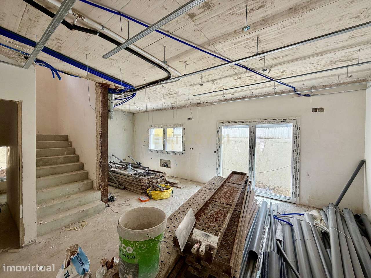 Moradia geminada T4 em fase de construção localizada em Casal de Cambr-3