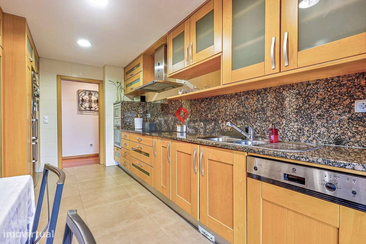 T3 com varanda e box dupla na Urbanização da Malvarosa-9