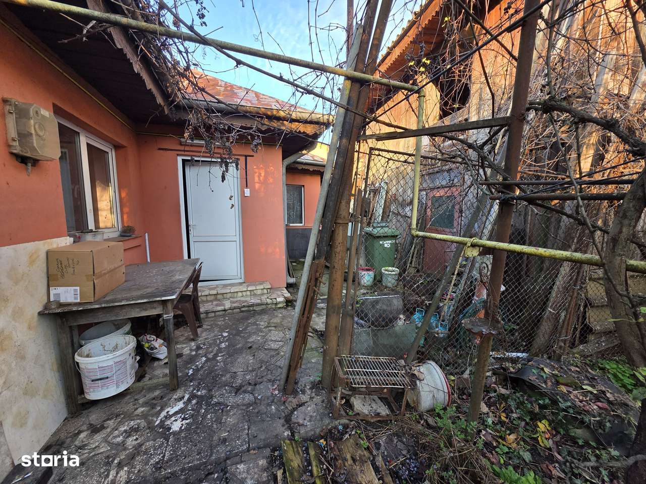 Casă spațioasă cu garaj în Damaroaia, Sector 1-2