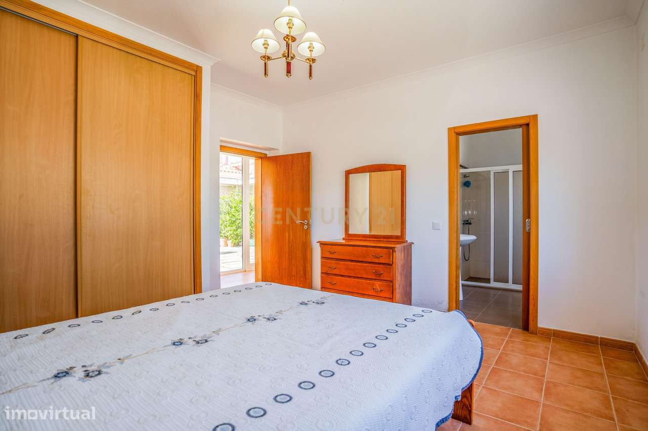 Moradia T6, localizada numa das zonas mais valorizadas do Oeste-15