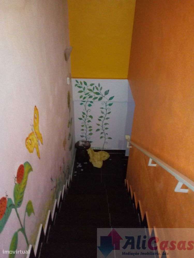 Loja com Montra e Cave-19