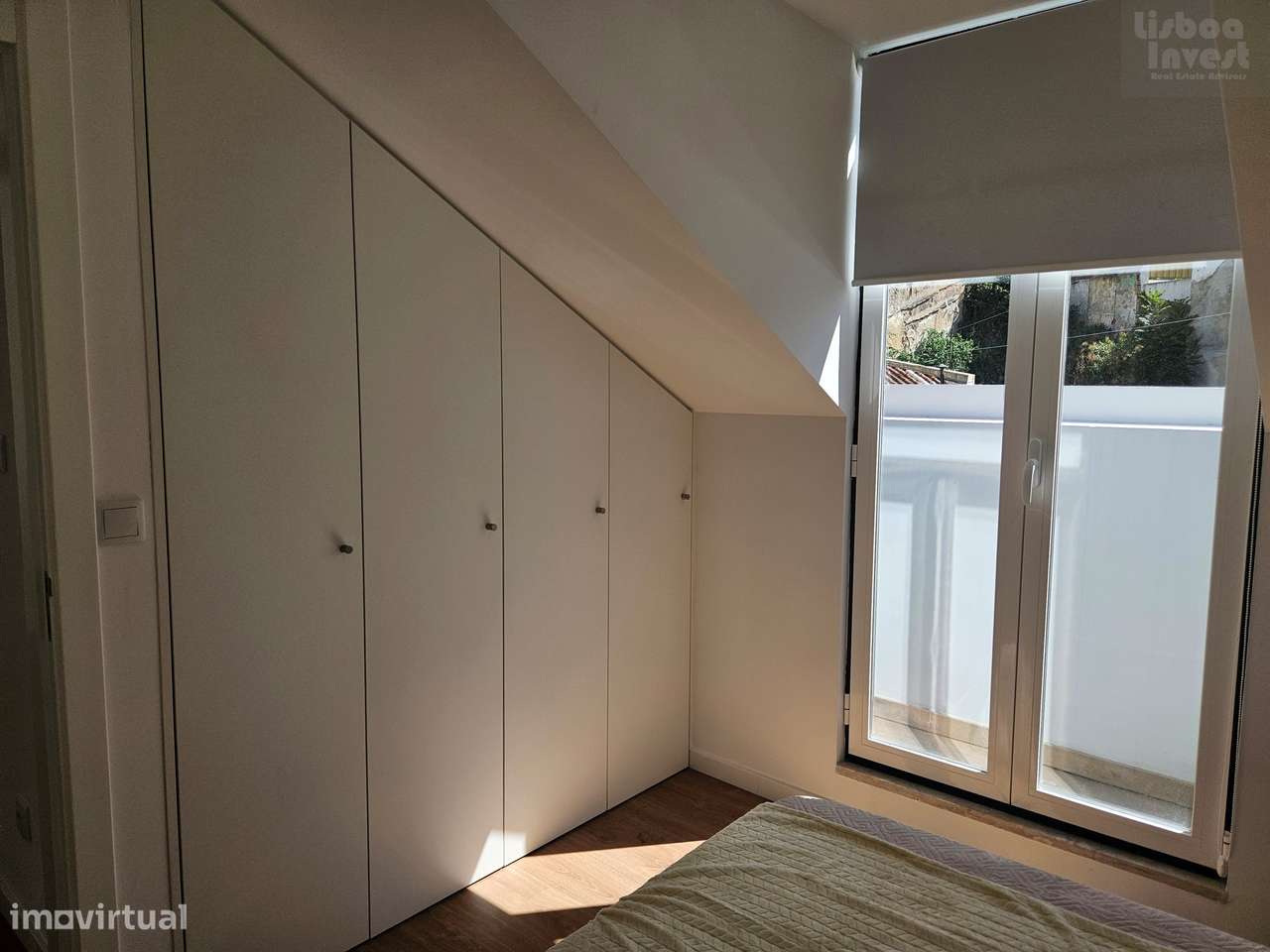 Vendo T2 Remodelado Santa Apolonia com Varanda e vista Rio-5