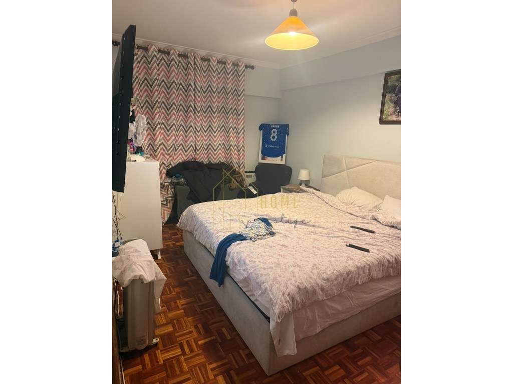 Fantastico T2 com Elevador em Massamá-5