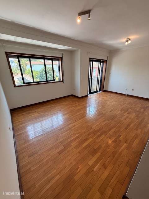 Apartamento T2 com lugar de garagem no Porto - Ramalde-0