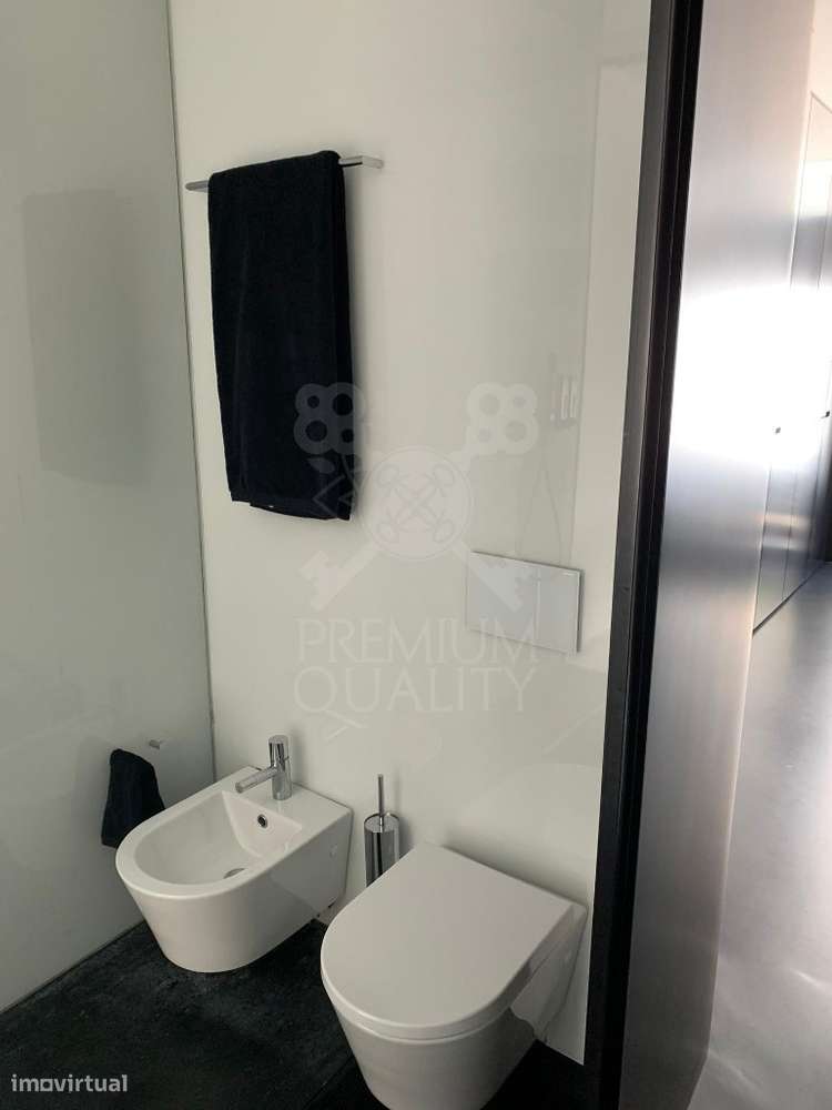 Apartamento T3 totalmente remodelado com terraço e vista mar em Sesimb-26