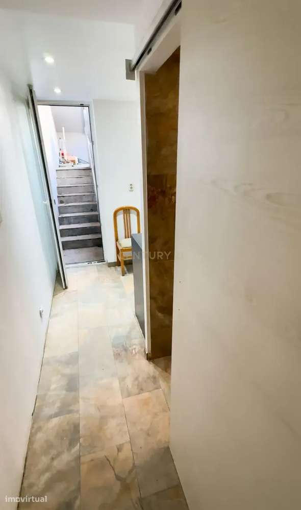 T2 Renovado no centro do Porto – Acesso direto a pátio + arrumo com lu-23