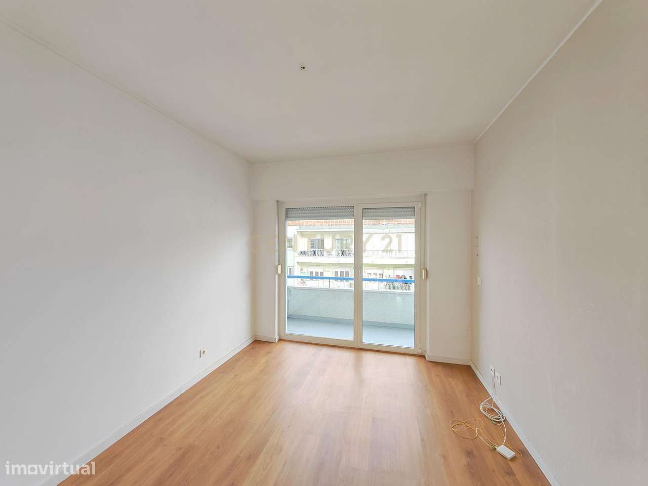 Imóvel T3 muito soalheiro, com enorme varanda e dois WC, tem Ar condic - Grande imagem: 2/28