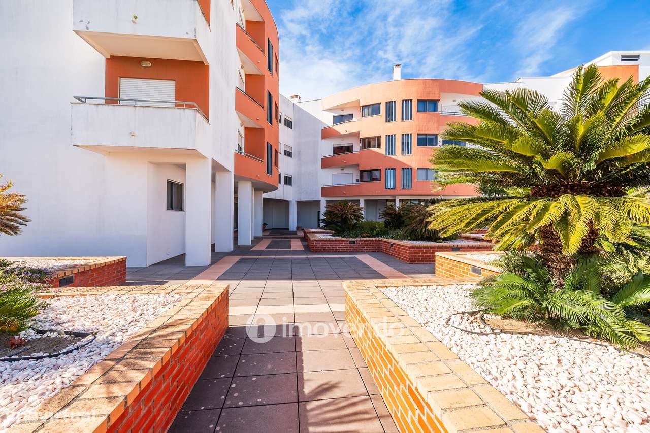 Apartamento T2 com garagem em condomínio com jardim, Paço de Arcos-34