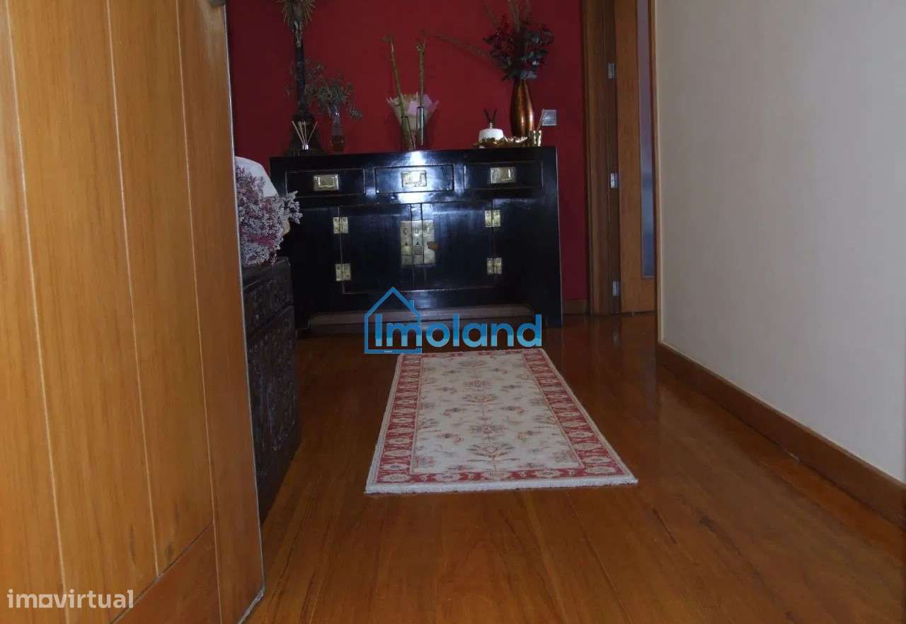 Apartamento T3 com Terraço e 3 Casas de Banho-4