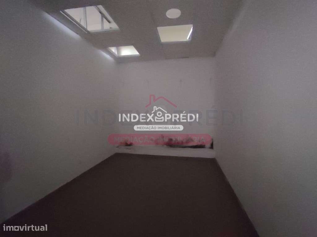 Duas Lojas com boas montras - Elvas - Grande imagem: 2/14