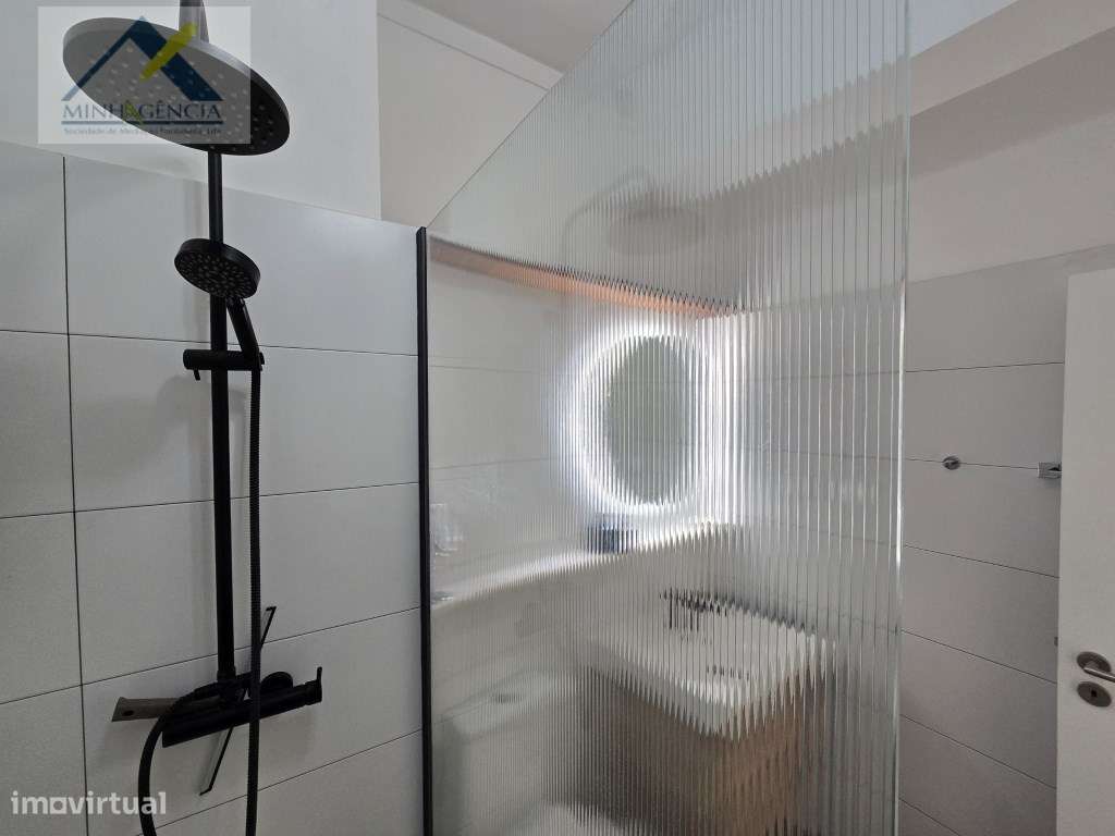 Apartamento T2 remodelado em Setúbal-23