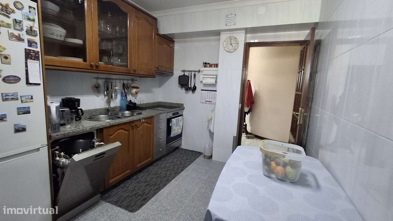 Apartamento T3 com garagem e terraço em Maia-5