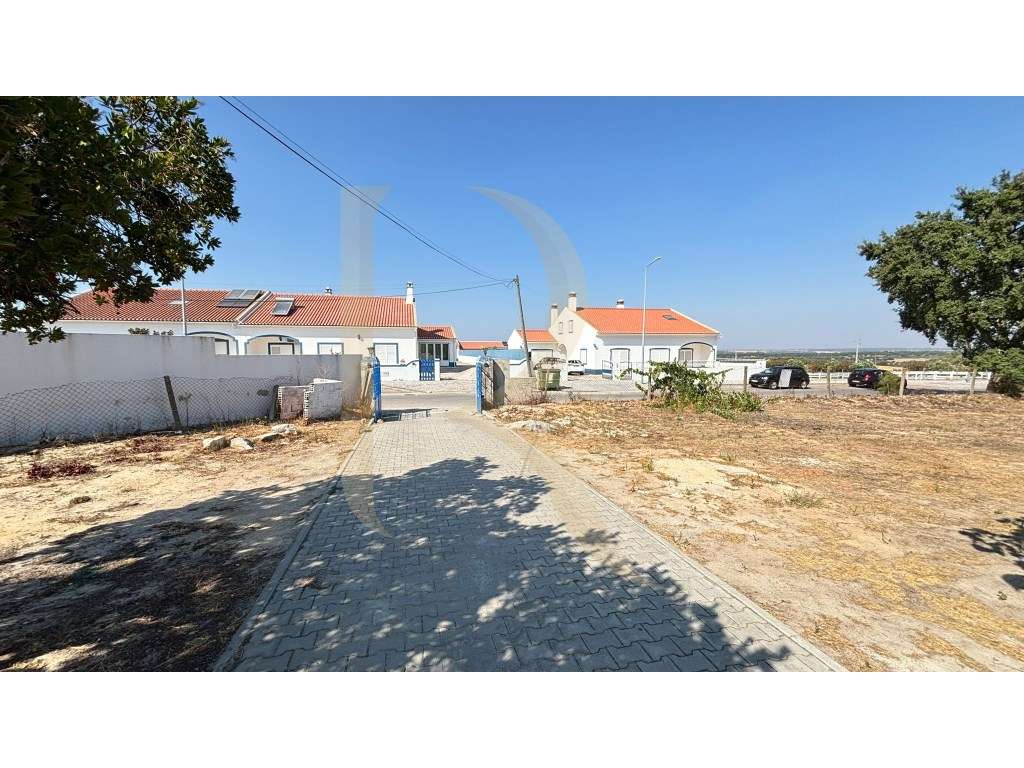 Moradia T3 transformada em T2 com Garagem, inserida num terreno de ...-31