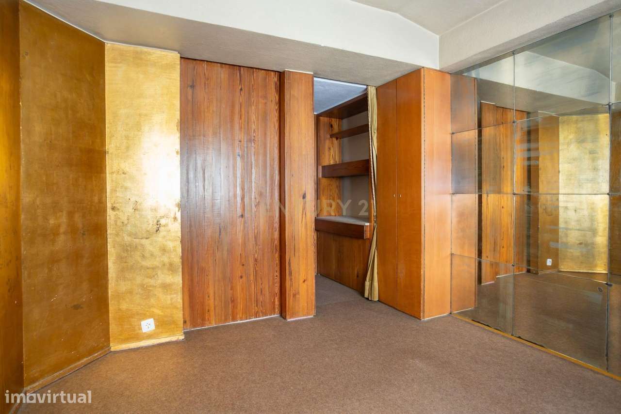 Apartamento T2 para remodelação nas Picoas -Lisboa-24