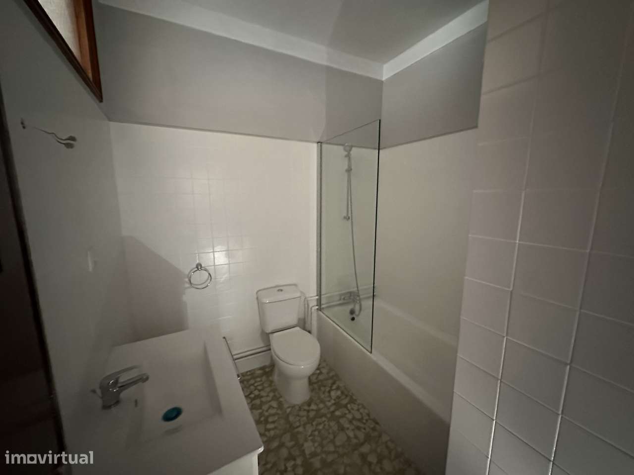 Apartamento T2+1 renovado, com garagem, em boa localização-13