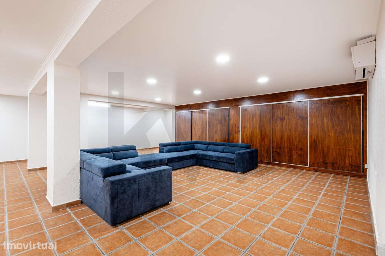 Moradia Unifamiliar com piscina e jardim no Banzão Colares-25