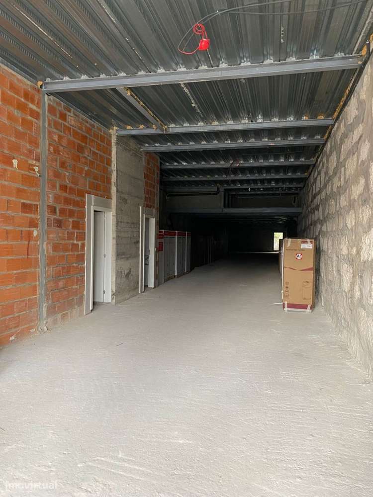 Loja no centro do Porto com 300 m2-1
