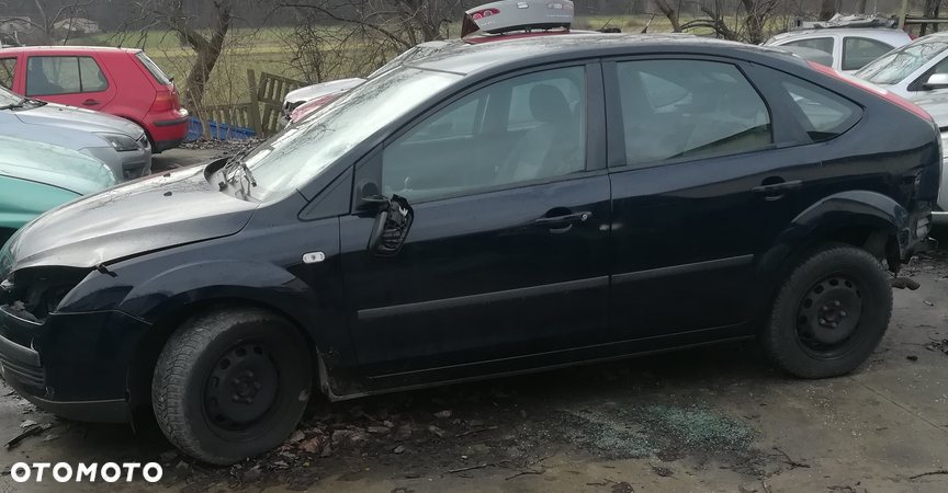 Ford focus mk2 2007 1.6 benzyna Kod lakieru V3 - na części - 2