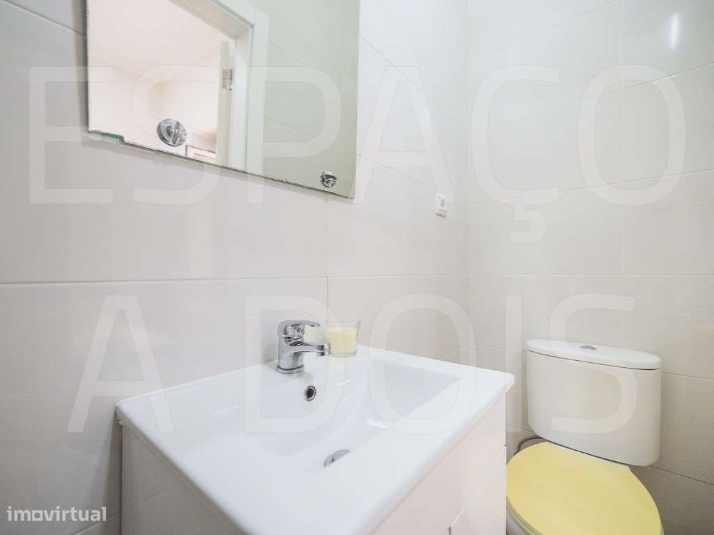 Amadora Centro | T3 Remodelado com 2 Suites e um Fantástico Logrado...-46
