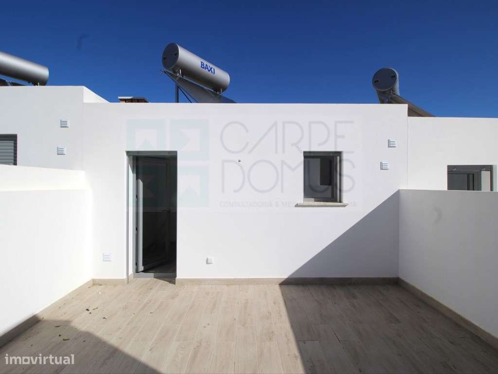 Moradia T2+1 Moderna com Terraços e Estacionamento.-19