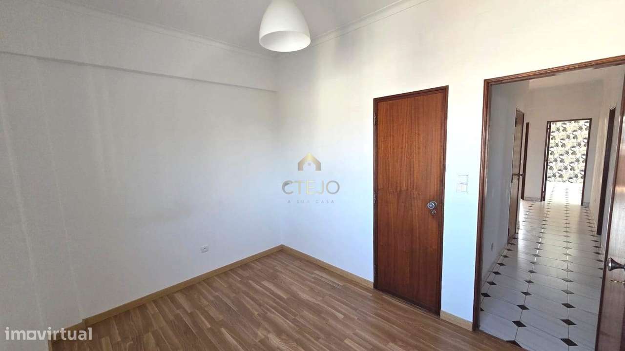 Apartamento T3 com Vista Rio em Sacavém-15