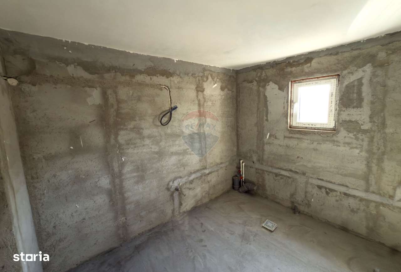 Casă / Vilă cu 8 camere de vânzare în zonă centrală - Urlati-12