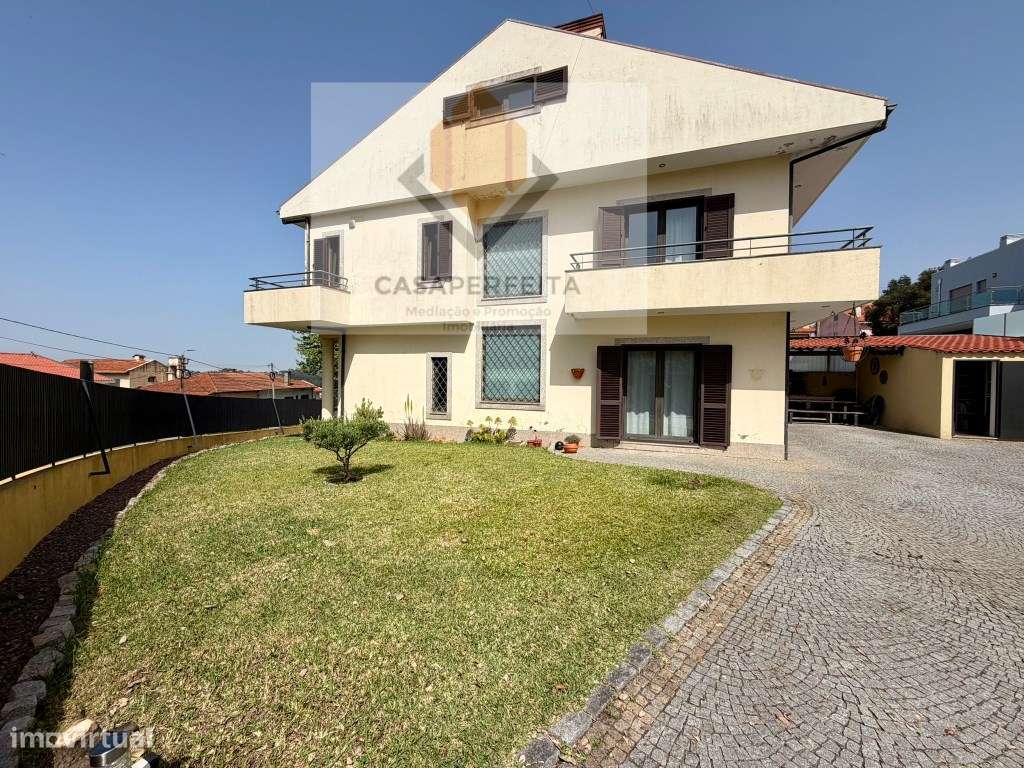 Luminosa Moradia T3+1 de 4 Frentes com Jardim, Escritório e Anexo -...-0