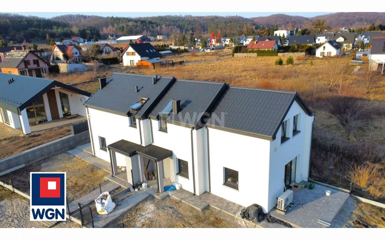 Bliźniak z pompą ciepła i ogrodem w zielonej częśc-4