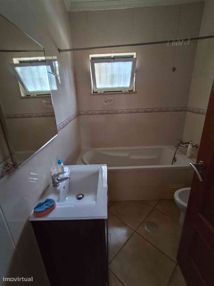 Moradia T2 com Terreno e Potencial de Construção-7