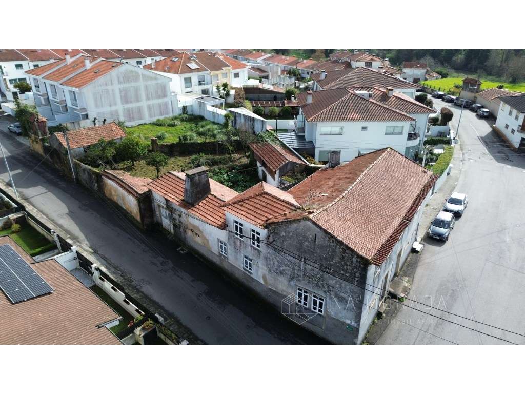 Propriedade para restauro em pleno centro de Santa Maria da Feira-35