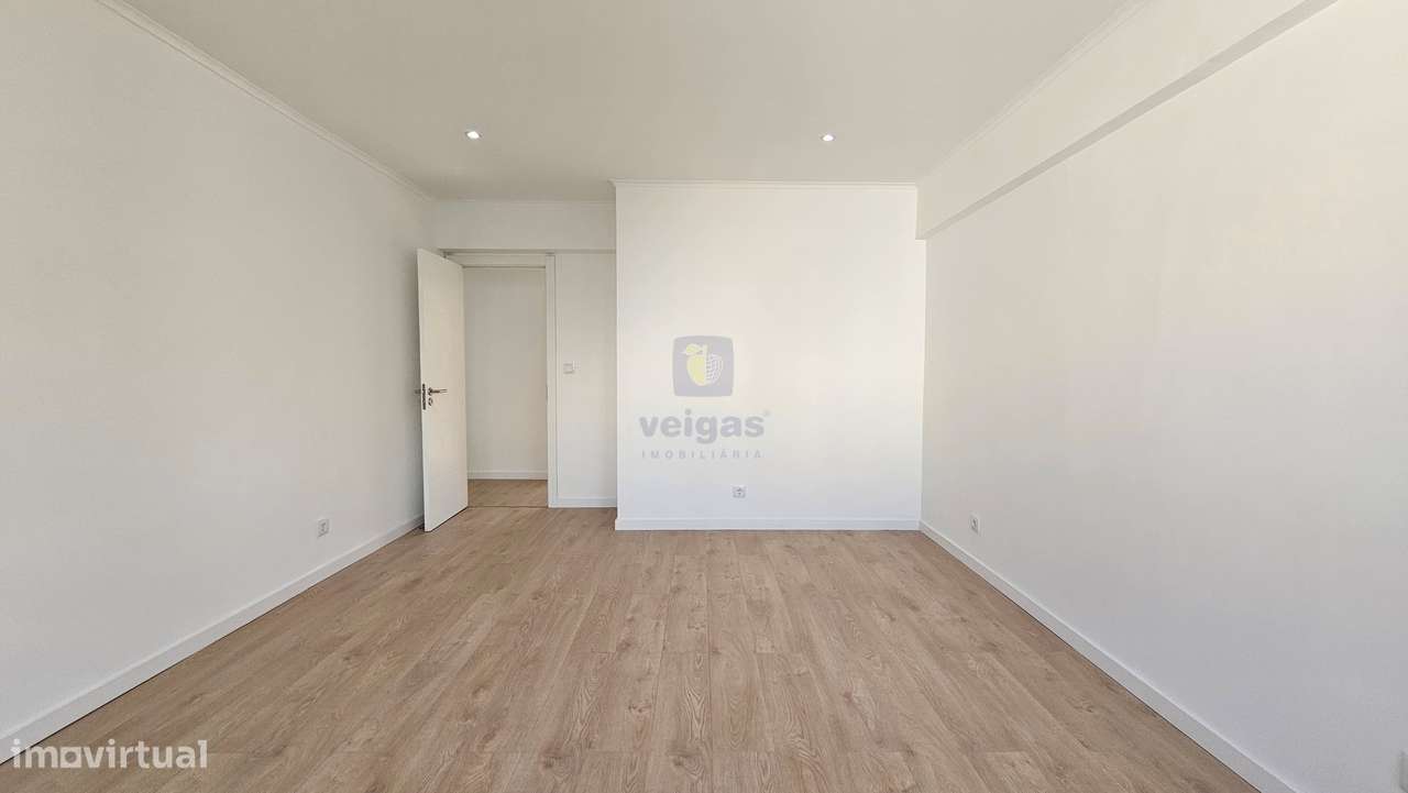 Apartamento Renovado Com 3 Quartos No Centro De Odivelas