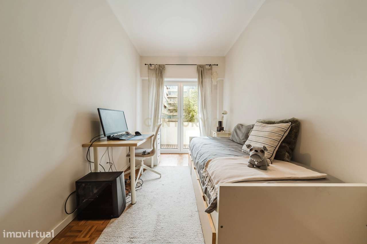 T4 luminoso com varanda ampla a 5 minutos da estação de Monte Abraão-6