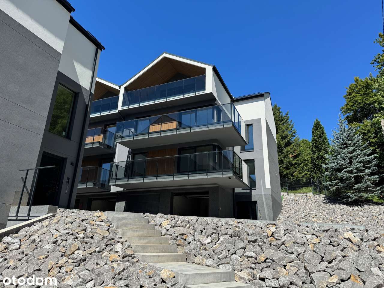 Nowoczesne 3-pokojowe mieszkanie z balkonem i garażem - Pełny obrazek: 1/8